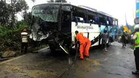 Bus yang terlibat tabrakan beruntun di Megamendung, Puncak, Bogor. (Liputan6.com/Achmad Sudarno)