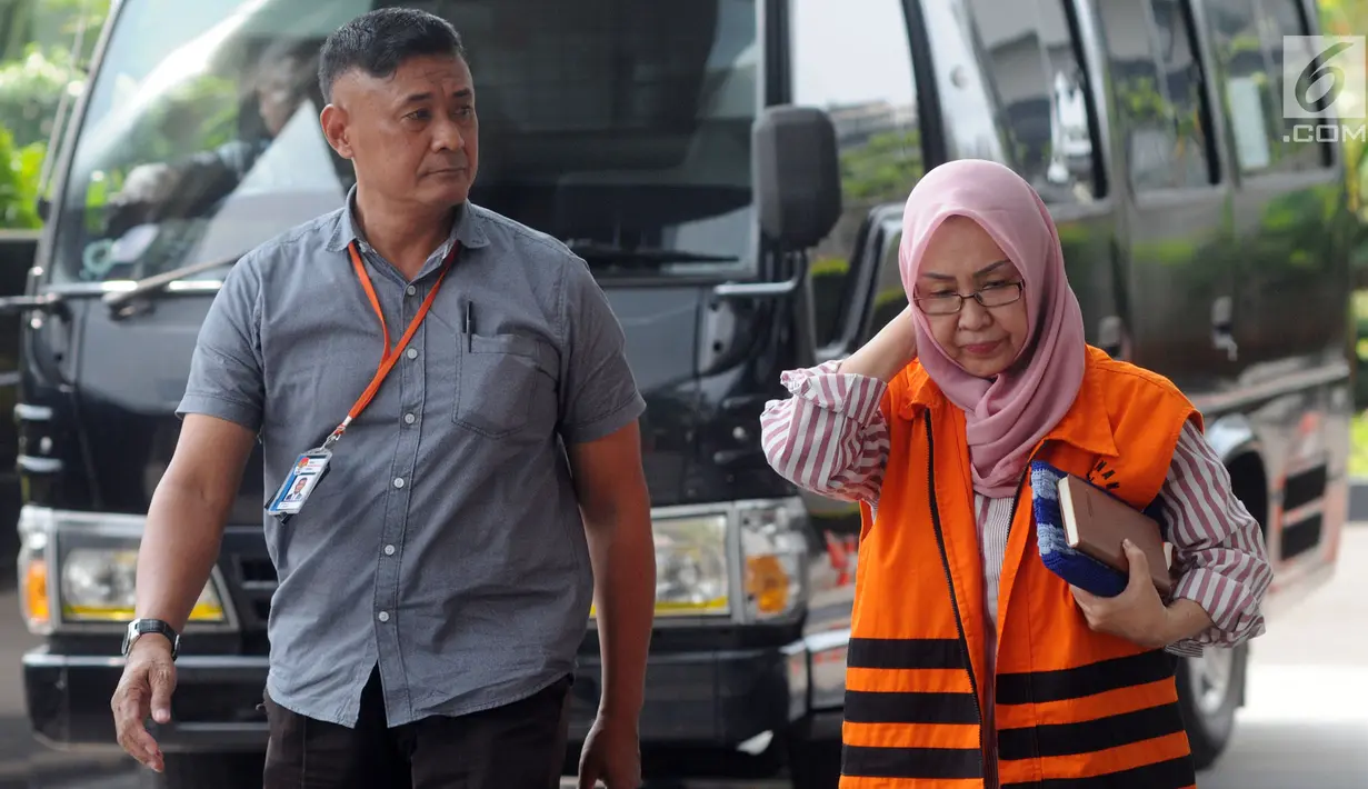 Anggota DPRD Kota Malang Heri Pudji Utami dikawal petugas akan menjalani pemeriksaan lanjutan di gedung KPK, Jakarta, Selasa(8/5). Utami diperiksa sebagai tersangka terkait dugaan suap pembahasan APBD-P Pemkot Malang Tahun 2015. (Merdeka.com/Dwi Narwoko)