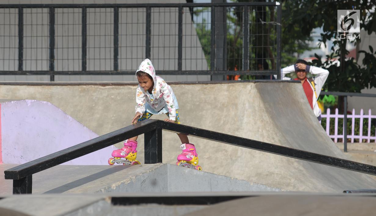 Salah satu anak mencoba bermain sepatu roda di area RTH Kalijodo, Rabu (20/6). Banyaknya pilihan permainan buat anak-anak menjadikan RTH Kalijodo memiliki daya tersendiri untuk menghabiskan waktu libur bersama keluarga. (Lipiutan6.com/Helmi Fithriansyah)