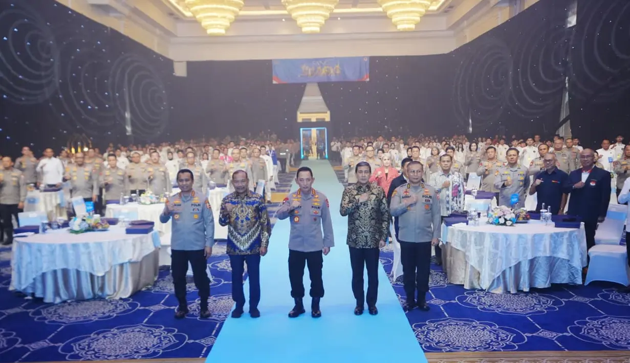 Kapolri Listyo Sigit juga menegaskan, atlet Polri maupun yang tidak, harus terus berlatih secara maksimal agar bisa tetap mengharumkan nama Bangsa Indonesia di kancah dunia.
