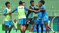 Sesama pemain Arema, Alfin Tuasalamony (kanan) bersitegang dengan Dalmiansyah Matutu (kiri) saat latihan, Kamis (8/11/2018). (Bola.com/Iwan Setiawan)