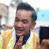 Beberapa waktu lalu sempat viral berita anak SD yang meminta kursi roda pada Presiden Joko Widodo alias Jokowi. Bulan Karunia Rudianti nama anak tersebut yang meminta melalui surat ke Presiden. (Nurwahyunan/Bintang.com)