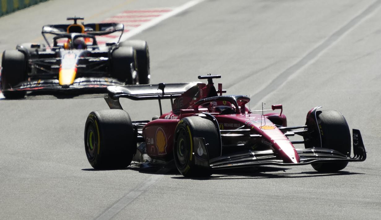 Leclerc berhasil mengambil alih pimpinan usai pit stop pada periode Virtual Safety Car (VSC) akibat Sainz yang berhenti pada Lap 9. (AP/Sergei Grits)