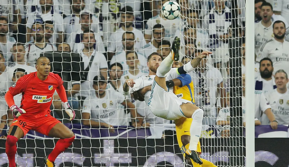 Aksi pemain Real Madrid, Sergio Ramos mencetak gol lewat tendangan salto ke gawang APOEL Nicosia pada laga grup H Liga Champions di Santiago Bernabeu stadium, Madrid, (13/9/2017). Real Madrid Menang 3-0. (AP/Paul White)