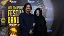 Pasangan pesinetron Teddy Syah dan Rina Gunawan ketika berpose di red carpet Festival Film Bandung (FFB) 2016 di kawasan Monumen Perjuangan Rakyat Jawa Barat, Bandung, Jawa Barat, Sabtu (24/9). (Liputan6.com/Herman Zakharia)