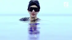 Syahrini mengunggah video berlibur di Bali. Ia mengungkapkan rasa lelah karena harus selalu dijaga oleh bodyguard.