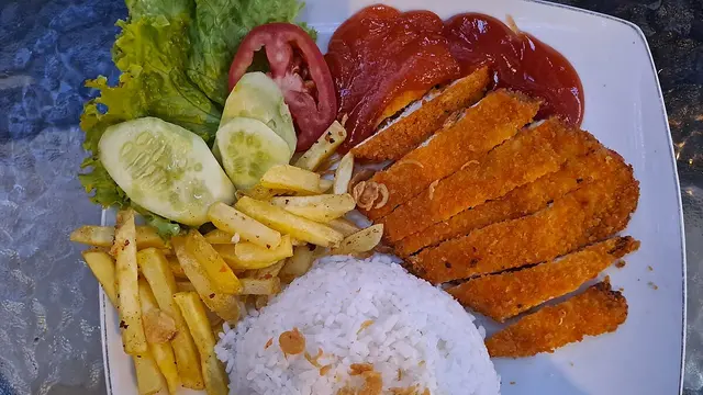 Sepiring Chicken Katsu dan kentang goreng