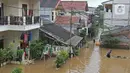 Suasana banjir yang merendam kawasan Cipinang Melayu, Jakarta Timur, Jumat (19/2/2021). Banjir di kawasan tersebut akibat curah hujan yang tinggi dan meluapnya air dari Kali Sunter. (Liputan6.com/Herman Zakharia)