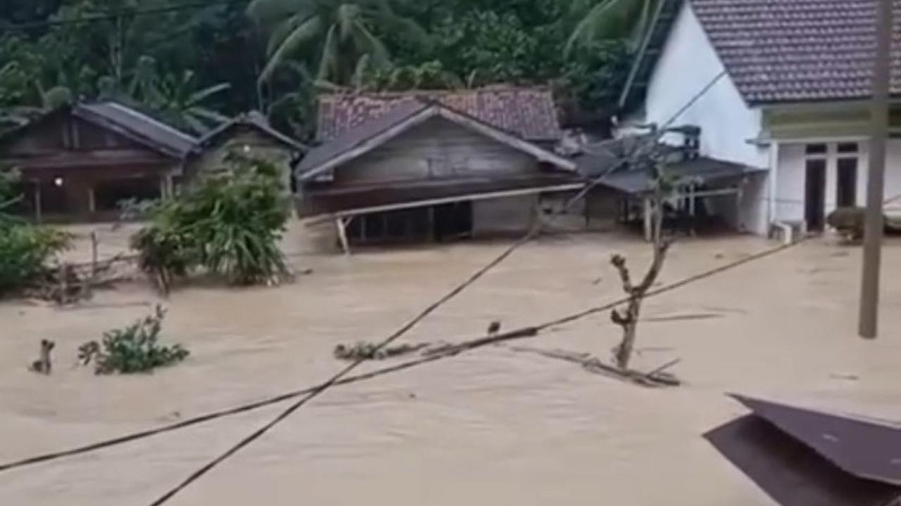 Lampung Barat Dilanda Banjir Bandang, Warga Panik dan Tiga Rumah Hanyut