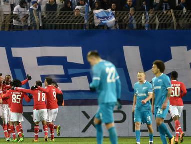 Para pemain Benfica, merayakan kemenangan atas tuan rumah FC Zenit pada leg kedua 16 besar Liga Champions di Stadion Petrovsky, St. Petersburg, Kamis (10/3/2016) dini hari WIB.  (AFP/Kirill Kudryavtsev)