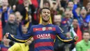 Pemain Barcelona, Rafinha menorehkan satu gol saat Barcelona menang telak atas Espanyol pada lanjutan La Liga Spanyol pekan ke-37 di Stadion Camp Nou, (8/5/2016).  (AFP/Lluis Gene)
