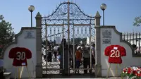 Karangan bunga berbentuk jersey sepak bola dipajang di pintu masuk pemakaman seusai upacara pemakaman penyerang Liverpool asal Portugal, Diogo Jota, dan saudaranya, Andre Silva, di Gondomar, pinggiran Porto, pada 5 Juli 2025. (MIGUEL RIOPA/AFP)