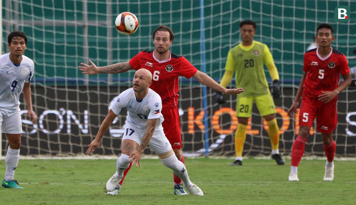 Penampilan Marc Klok pada laga ini juga jauh lebih baik daripada dua laga sebelumnya. Ia mampu mengalirkan bola dari lini belakang ke depan maupun dari sisi kiri ke kanan dengan baik. Sayangnya, Klok belum mampu memberikan assist maupun gol untuk skuat Garuda Muda. (Bola.com/Ikhwan Yanuar)