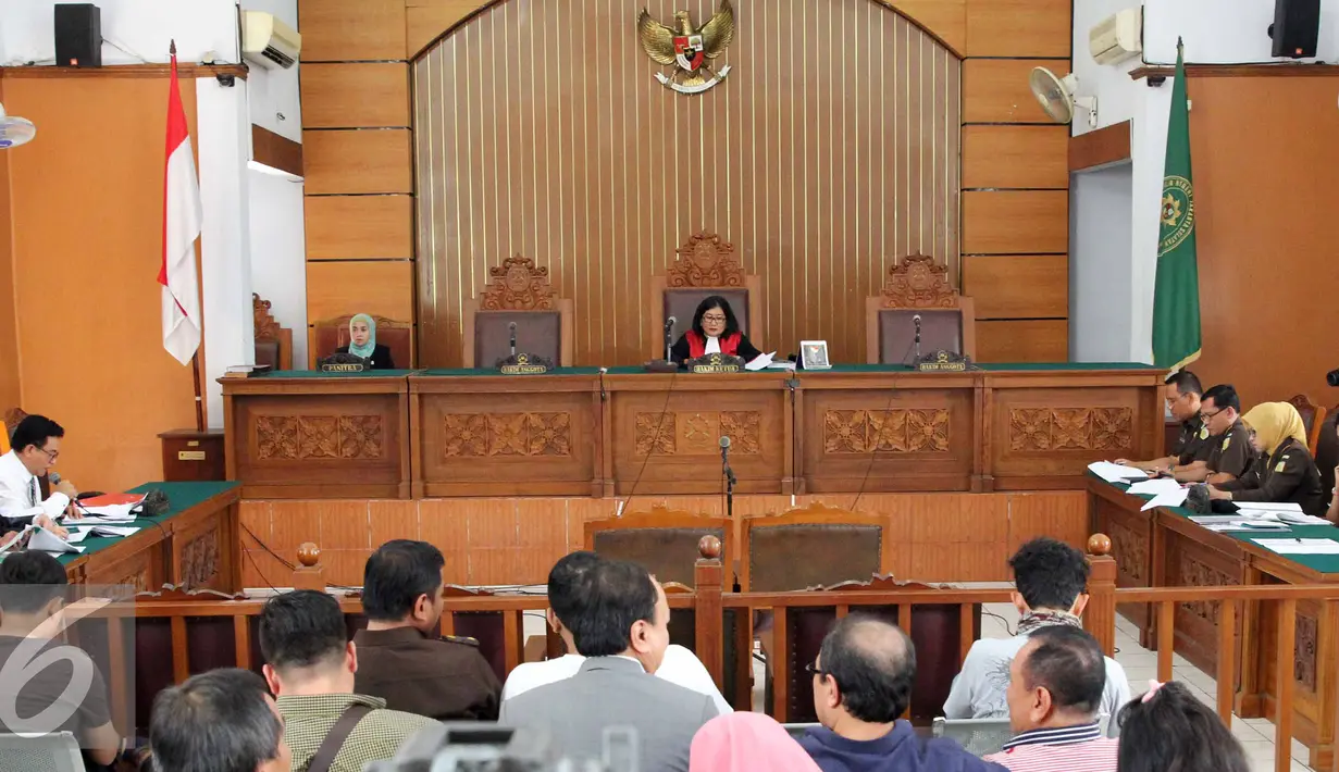 Suasana sidang praperadilan yang perdana di Pengadilan Negeri Jakarta Selatan (PN Jaksel) terkait penetapan tersangka oleh Kejati DKI Jakarta, Senin (27/7/2015). (Liputan6.com/Helmi Afandi)