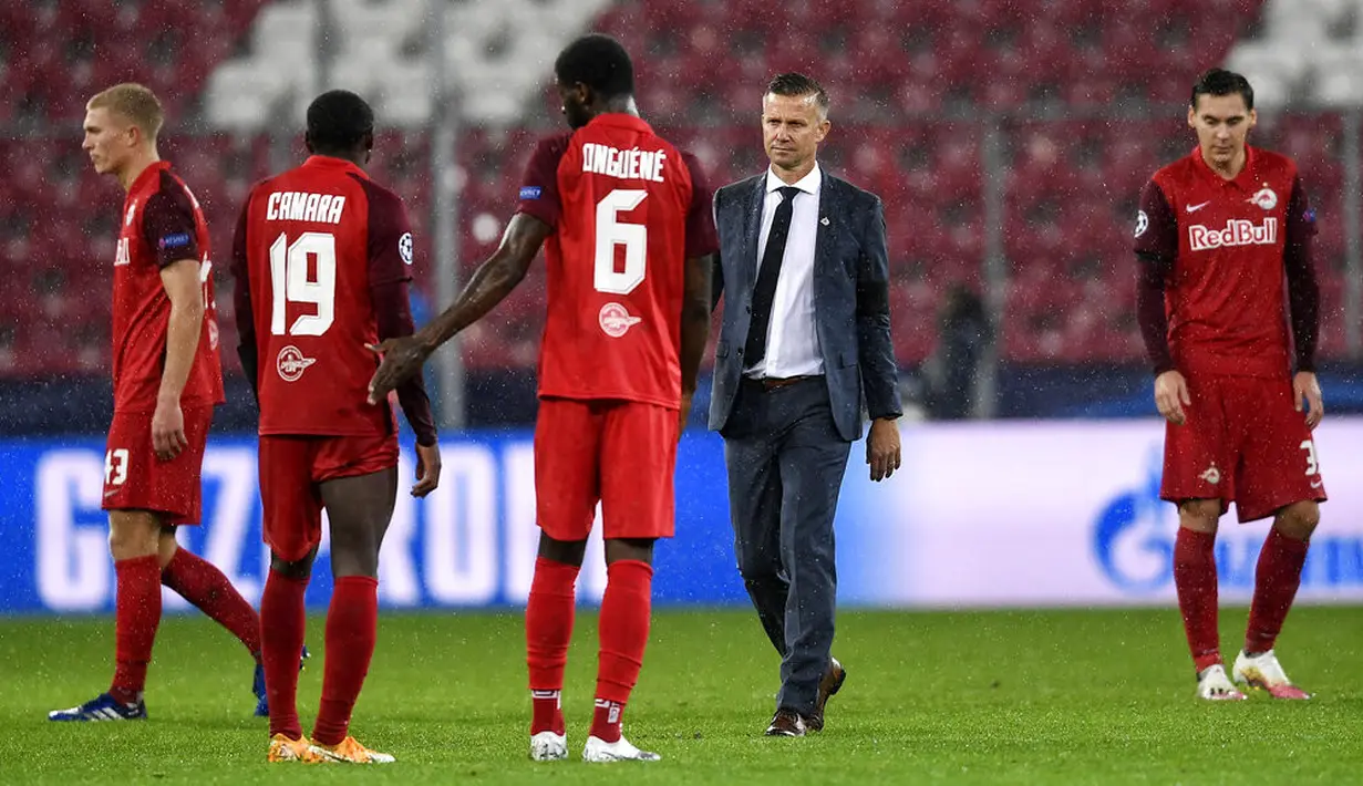 Pelatih RB Salzburg Jesse Marsch berjalan ke arah para pemainnya yang kecewa usai menghadapi Bayern Munchen pada pertandingan Grup A Liga Champions di Salzburg, Austria, Selasa (3/11/2020). Bayern Munchen menang 6-2. (AP Photo/Andreas Schaad)