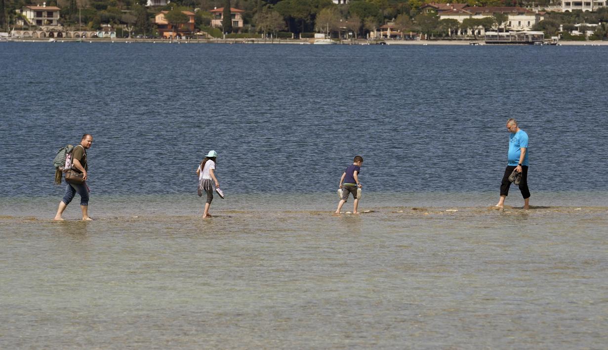 Para ilmuwan mengatakan bahwa Pegunungan Alpen hanya mendapatkan kurang dari setengah hujan salju yang biasa turun, yang berarti semua air tersebut tidak mengalir ke hilir ke sumber air setempat. (AP Photo/Luca Bruno)