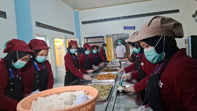 Satuan Pelayanan Pemenuhan Gizi (SPPG) yang dikelola Jimmy Hantu Foundation (JHF) mendistribusikan Program Makan Bergizi Gratis (MBG) ke 25 sekolah di Jawa Barat. (Liputan6/Winda Nelfira)