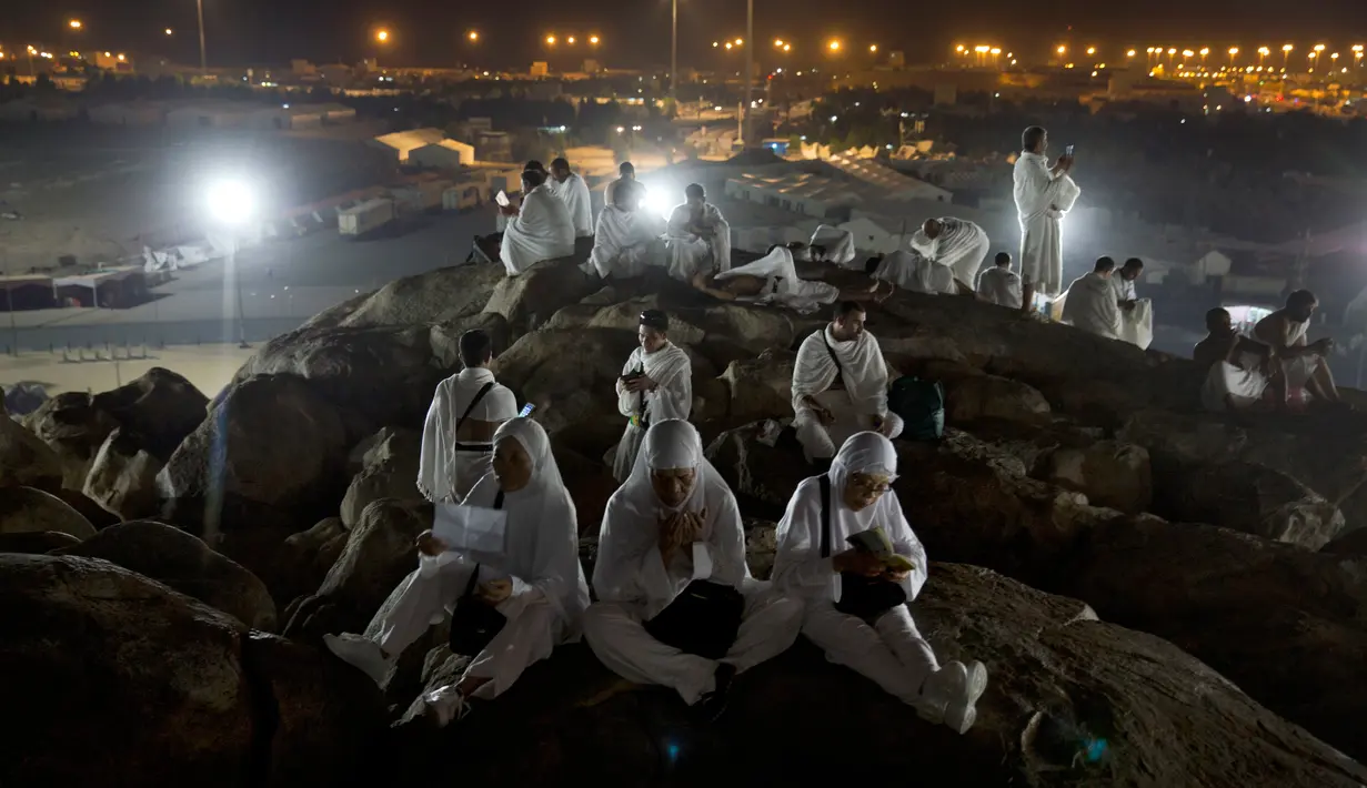 Jemaah calon haji berdoa saat berada di Bukit Jabal Rahmah, saat mereka tiba di Arafah untuk menjalani wukuf di luar kota suci Mekah, Arab Saudi (30/8). (AP Photo / Khalil Hamra)