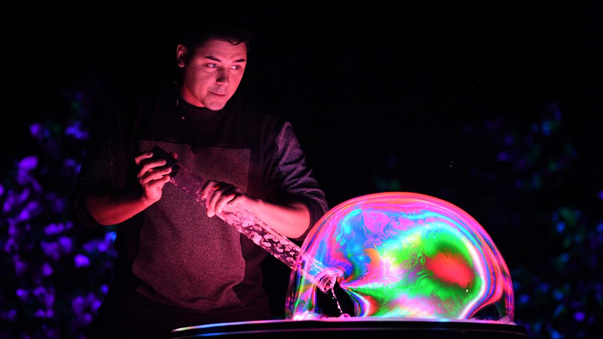 FOTO: Warna-warni Keindahan Pertunjukan Seni Gelembung - Foto Liputan6.com