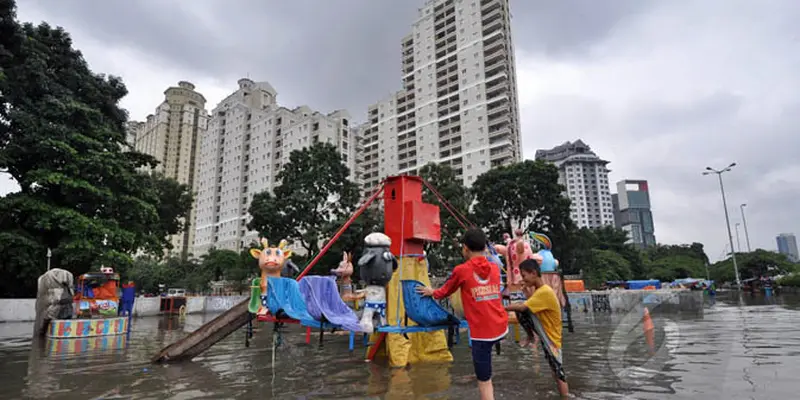 Banjir di Kemayoran, Fasilitas Bermain Anak Ikut Terendam