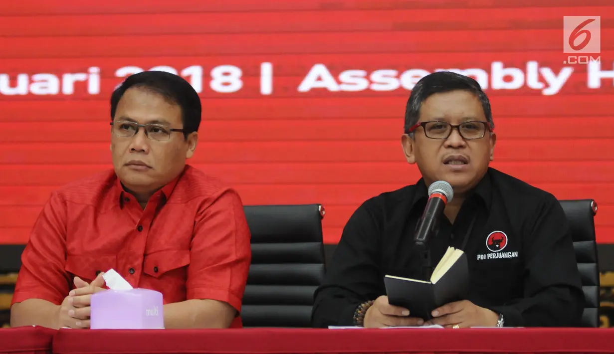 Sekjen Partai Demokrasi Indonesia Perjuangan, Hasto Kristiyanto (kanan) memberi keterangan terkait persiapan HUT PDIP ke-45 di Jakarta, Selasa (9/1). Puncak HUT PDIP ke-45 akan dihadiri Presiden Joko Widodo. (Liputan6.com/Helmi Fithriansyah)