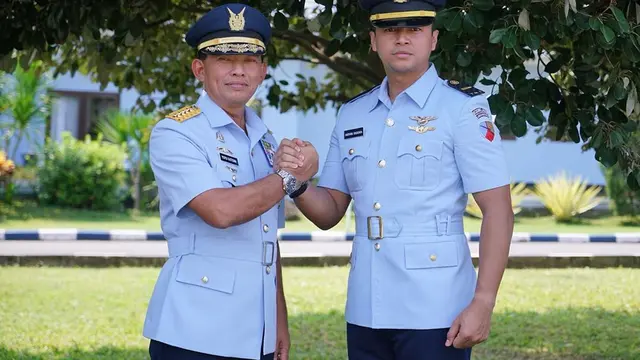 Gaya Deva Mahenra Saat Berperan Jadi Prajuit TNI AU, Tampil Gagah