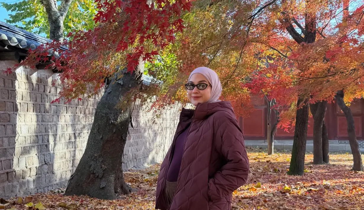 Sementara itu, Nina Zatulini mengenakan inner ungu senada dengan warna jaket tebalnya. Melengkapi tampilannya dengan kerudung ungu dan celana panjang coklat. Tak lupa mengenakan sepatu silver dan kacamata hitamnya. [@ninazatulini22]