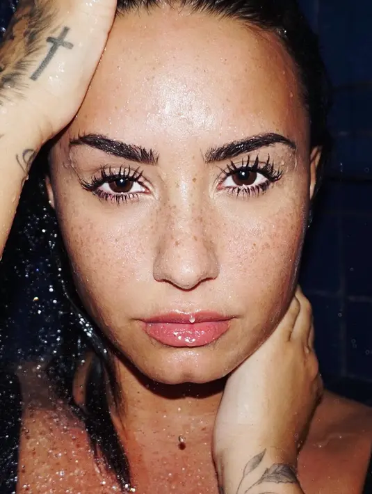 "Demi merasa sangat beruntung masih hidup dan perjalanannya ke rumah sakit mengubahnya. Kini ia merasa tak sama lagi," ujar seorang sumber. (instagram/ddlovato)