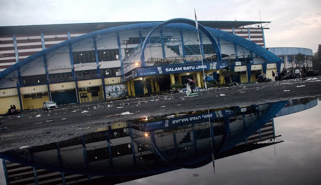 Kondisi Stadion Kanjuruhan pada pagi hari setelah tragedi kerusuhan pada pertandingan sepak bola antara Arema dan Persebaya di Malang, Jawa Timur, Minggu (2/10/2022). Pendukung yang tak terima Arema kalah dari Persebaya langsung menyerbu ke lapangan setelah wasit meniupkan peluit panjang. (PUTRI/AFP)