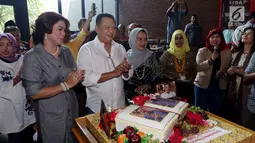 Politikus Partai Golkar Bambang Soesatyo (kedua kiri) bersama keluarga merayakan ulang tahun ke-55 sekaligus peluncuran buku ke-13 di Jakarta, Minggu (10/9). Buku tersebut berjudul Ngeri-Ngeri Sedap. (Liputan6.com/Johan Tallo)