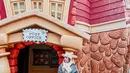 Sampai saat ini diketahui bahwa Salsha sudah berada di Jepang cukup lama. Kurang lebih hampir dua minggu Salsha berada di Negeri Sakura tersebut untuk menjalani liburan. Selain Disneyland, Salsha juga mengunjungi kawasan di sekitar Gunung Fuji. (Liputan6.com/IG/@salshabillaadr)