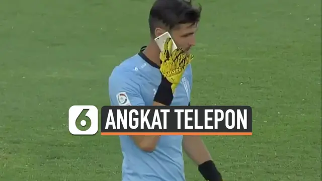 VIDEO: Aksi Nyeleneh Kiper Angkat Telepon di Tengah Pertandingan