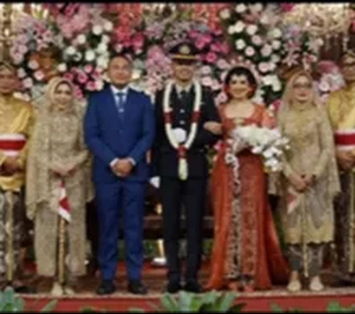 Wakapolda Banten itu tak lupa berfoto bersama dengan kedua mempelai dan orang tua mempelai saat berada di pelaminan.