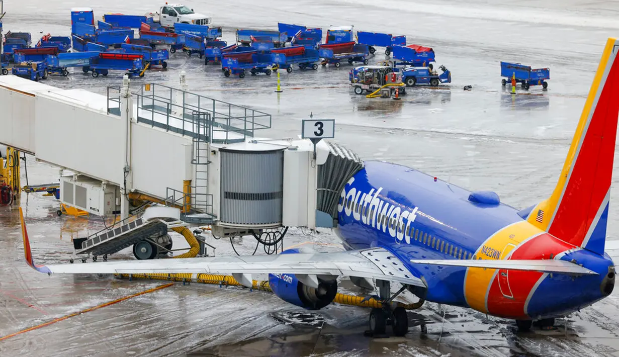 Sebuah pesawat Southwest Airlines terparkir pada salah satu terminal di Bandara Dallas Love Field, Texas, Amerika Serikat, 1 Februari 2023. Dallas dan bagian lain Texas Utara berada di bawah peringatan badai musim dingin hingga Kamis. (Smiley N. Pool/The Dallas Morning News via AP)