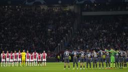 Pemain Ajax Amsterdam dan Napoli turut memberikan penghormatan terakhir bagi tewasnya 125 suporter Arema FC sebelum pertandingan Liga Champions dimulai. (AP Photo/Peter Dejong)