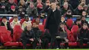 Pelatih Liverpool, Arne Slot memegang kepalanya untuk meluapkan rasa kecewa saat timnya kalah 1-4 dari PSV dalam laga Liga Champions 2025/2026 di Anfield, Liverpool, Rabu (26/11/2025) waktu setempat. (AP Photo/Jon Super)
