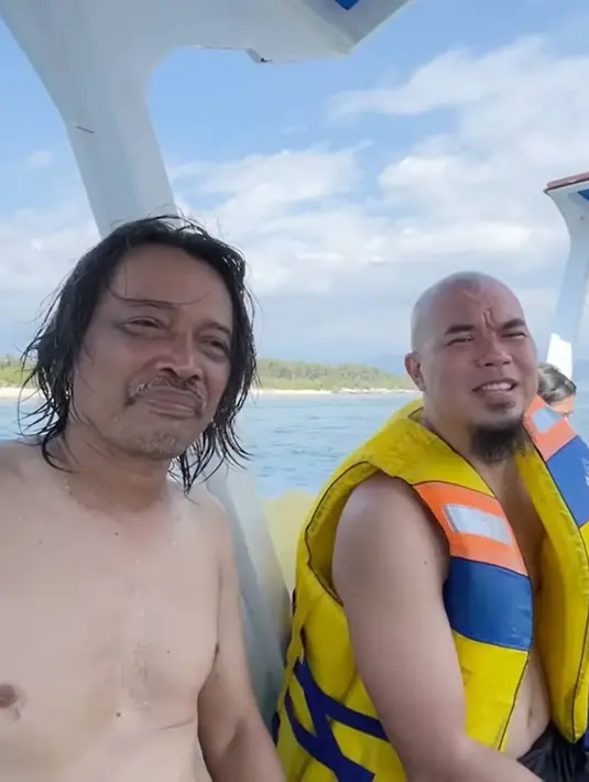 Tidak hanya bersama keluarga, diketahui liburannya ini juga diikuti oleh basis Dewa 19, Yuke Sampurna. Usai seru bermain snorkling, Dhani pun terlihat seru ngobrol bareng teman sambil bercanda ala bapak-bapak pada umumnya yang bikin geleng kepala. (Liputan6.com/YouTube/Ahmad Dhani Dalam Berita)