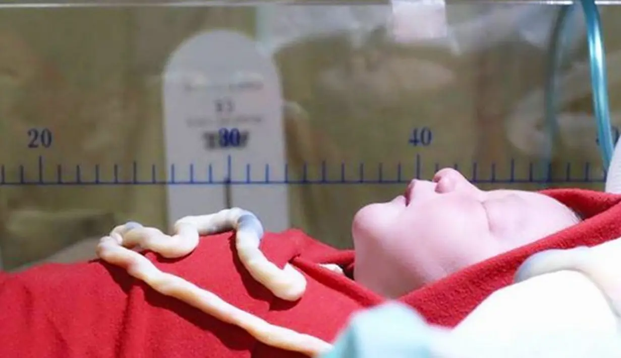 Anak pertama pasangan Rio dan Atiqah lahir pukul 09.32 WIB di Rumah Sakit Ibu dan Anak Kemang Medical Centre, Jakarta Selatan. Bayi mungil itu lahir melalui persalinan normal dengan berat 3,38 kilogram dan tinggi 51 centimeter. (Instagram/riodewanto)