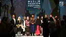 Presiden Joko Widodo atau Jokowi foto bersama saat pembukaan Muslim Fashion Festival (Muffest) Indonesia Tahun 2018 di JCC, Kamis (19/4). Jokowi mengenakan batik warna cokelat berpadu peci hitam dan sarung biru tua. (Liputan6.com/Immanuel Antonius)