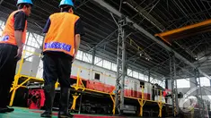 PT Kereta Api Indonesia (KAI) DAOP 1 Lokomotif Jatinegara terus melakukan persiapan , Jakarta, Jumat (11/7/2014) (Liputan6.com/Faizal Fanani)