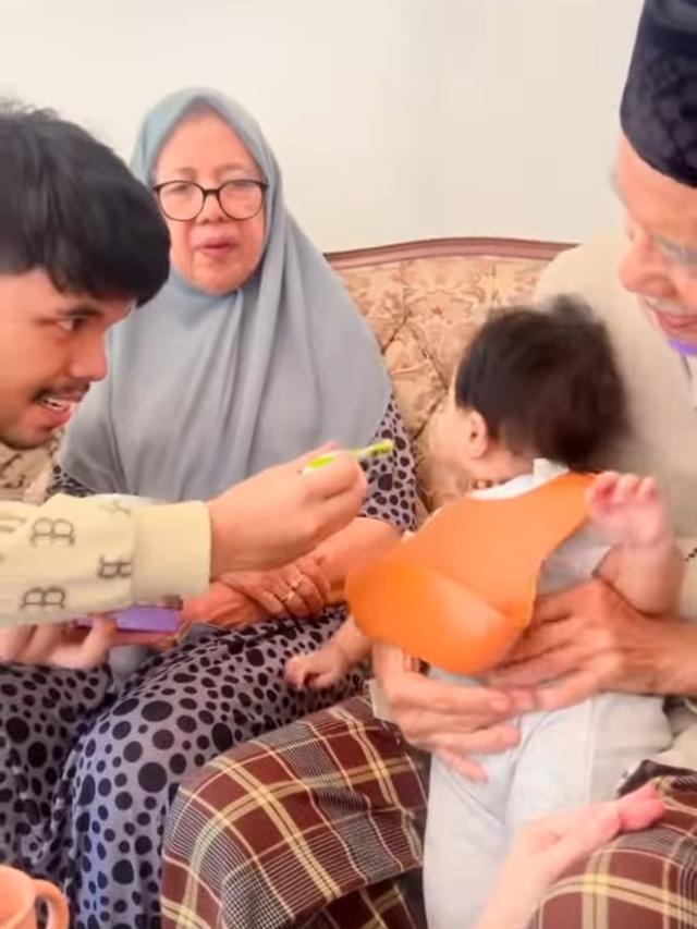 Kakek Nenek Atta Halilintar dapat Mobil Baru