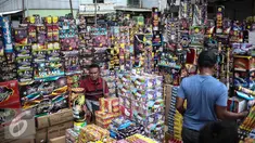 Seorang pedagang menjual petasan di Pasar Asemka, Jakarta, Selasa (27/12). Jelang perayaan tahun baru 2017 sejumlah pedagang mulai menjajakan berbagai jenis petasan. (Liputan6.com/Faizal Fanani)
