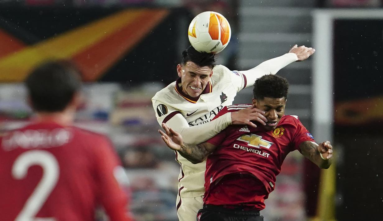 Bek AS Roma, Roger Ibanez (kiri) berduel udara dengan striker Manchester United, Marcus Rashford dalam laga leg pertama semifinal Liga Europa 2020/2021 di Old Trafford Stadium, Manchester, Kamis (29/4/2021). AS Roma kalah 2-6 dari Manchester United. (AP/Jon Super)