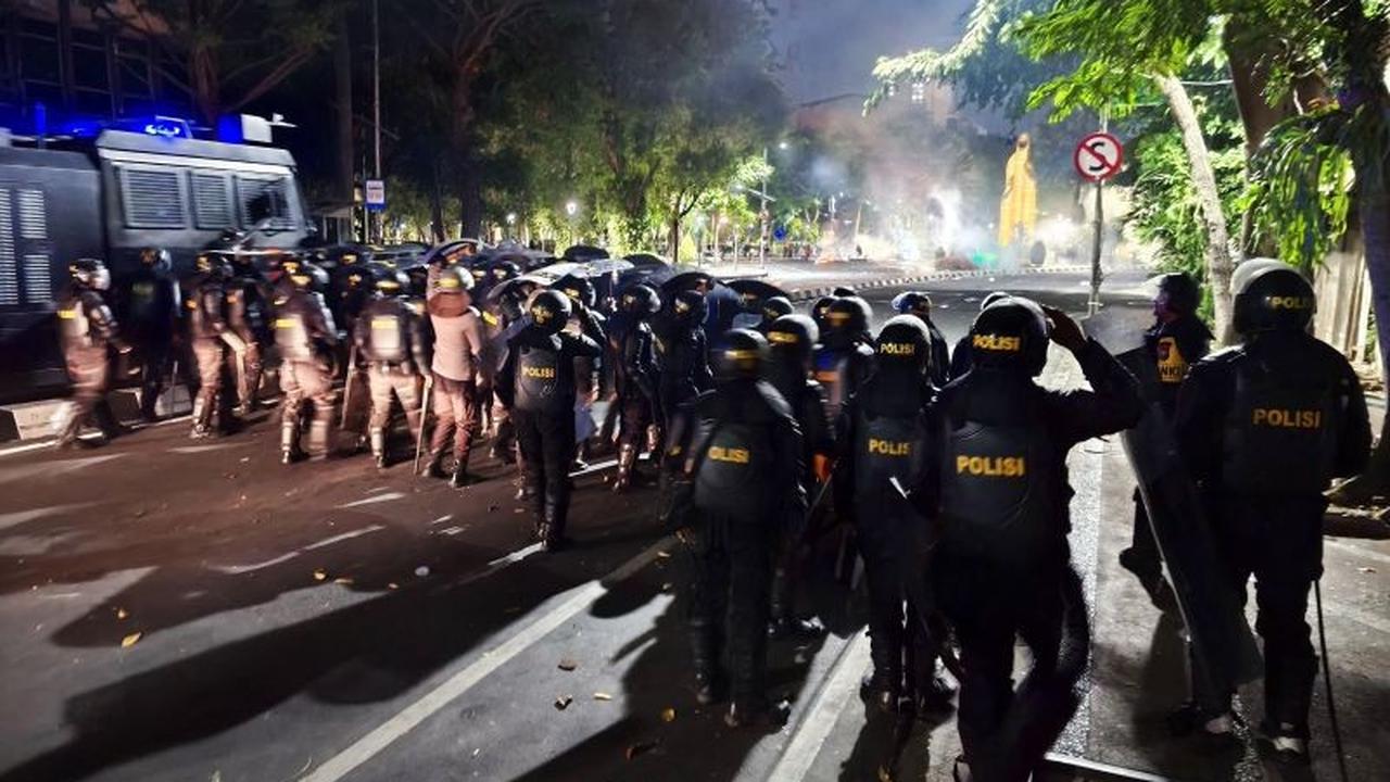 Polisi Terus Halau Aksi Solidaritas Surabaya: Ketegangan di Panglima Sudirman Berlanjut Hingga Malam Hari