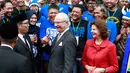 Walikota Bandung Ridwan Kamil memperkenalkan suporter Persib Bandung kepada Raja Carl XVI Gustaf, dan Ratu Silvia dari Swedia berkunjung ke Bandung, Rabu (24/5). (AP Photo / Dita Alangkara)