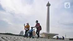 Warga saat berkunjung pada hari perdana uji coba pembukaan Monumen Nasional (Monas), Jakarta Pusat, Kamis (16/6/2022). Pasca ditutup sejak 2020 akibat pandemi Covid-19, Pemerintah Provinsi DKI Jakarta melakukan uji coba pembukaan kawasan wisata Monas secara bertahap dan terbatas yang dimulai dari kawasan luar tugu. (merdeka.com/Iqbal S Nugroho)