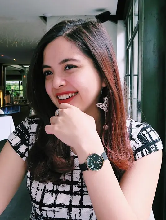 “Papa, aku sebut namamu dalam doa. Aku merindukanmu, aku rindu diskusi  kita, aku rindu mendengarkan ide-idemu dan membuatmu jengkel saat bermain Devil’s Advokat,” tulis Tasya dalam kalimat berbahasa Inggris. (Instagram/tasyakamila)