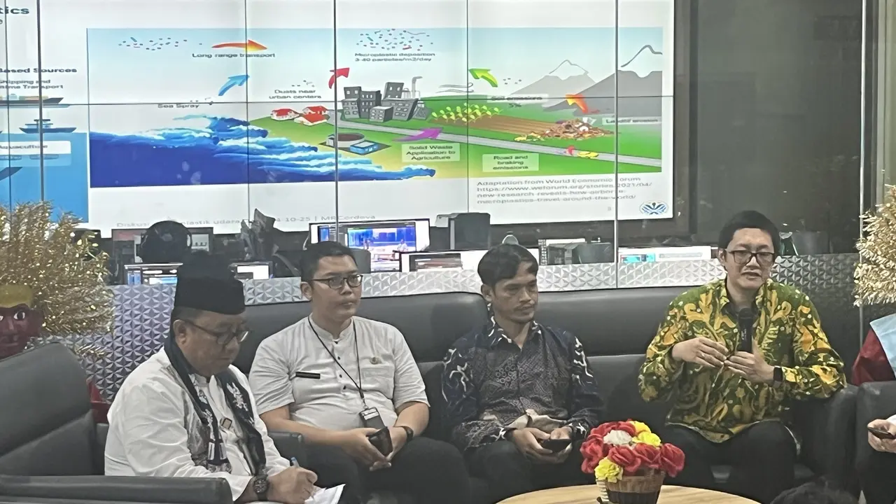 Diskusi isu mikroplastik dalam air hujan di Kantor Balai Kota Jakarta, Jumat (24/10/2025) (Liputan6.com/Muhammad Radityo Priyasmoro)