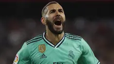 Penyerang Real Madrid, Karim Benzema berselebrasi usai mencetak gol ke gawang Sevilla pada pertandingan lanjutan La Liga Spanyol di stadion Ramon Sanchez Pizjuan (22/9/2019). Gol Benzema di menit ke 64 menjadi satu-satunya gol yang tercipta di pertandingan ini. (AP Photo/Miguel Morenatti)