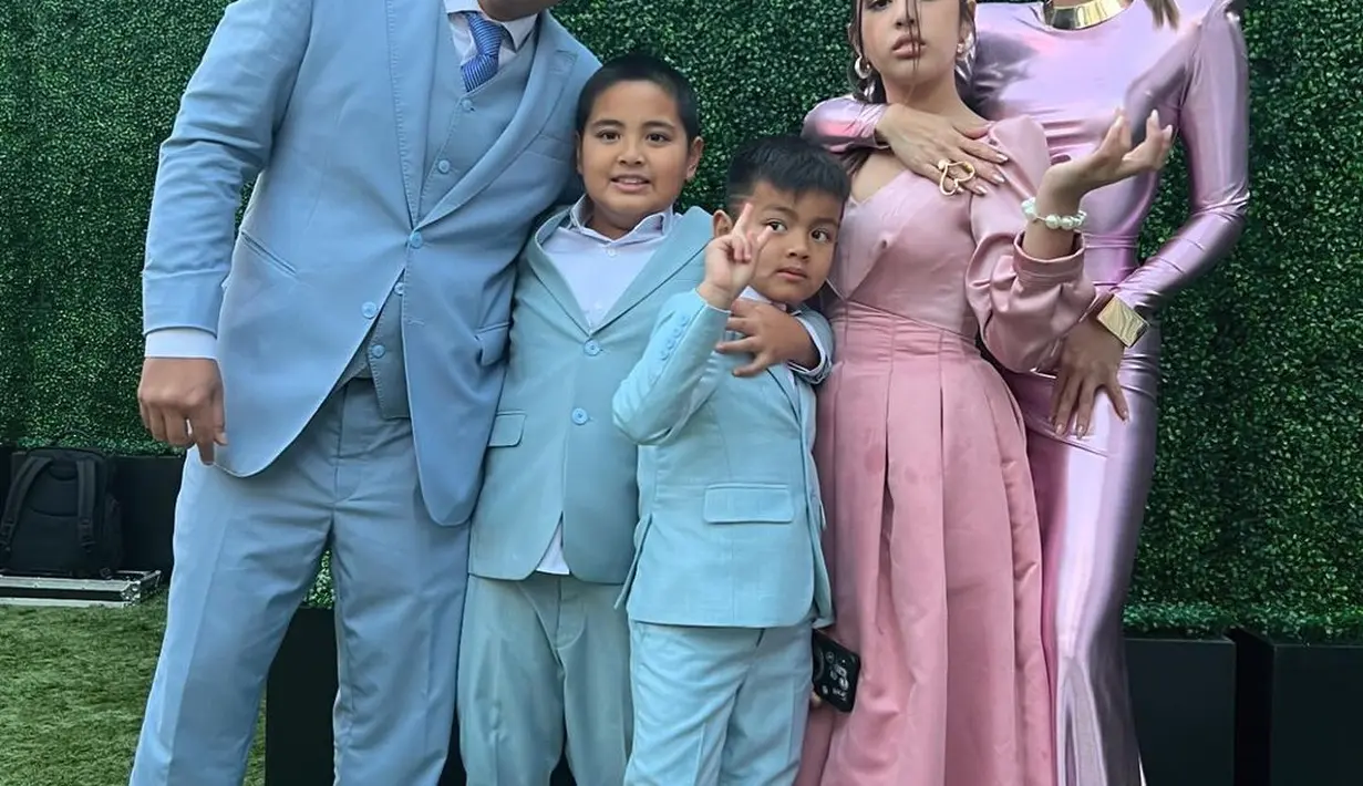 Sementara Ardi Bakrie, Magika, dan Mainaka kompak mengenakan jas berwarna biru muda cerah. [@ramadhaniabakrie]
